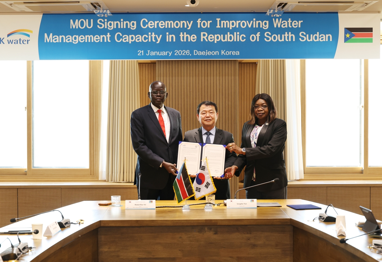 From left: South Sudan Minister of Higher Education, Science and Technology Madut Biar Yel, K-water CEO Yun Seog-dae and South Sudan Minister of Health Sarah Cleto Rial pose for a photo during an MOU signing ceremony at K-water’s headquarters in Daejeon on Wednesday. (Korea Water Resources Corporation)