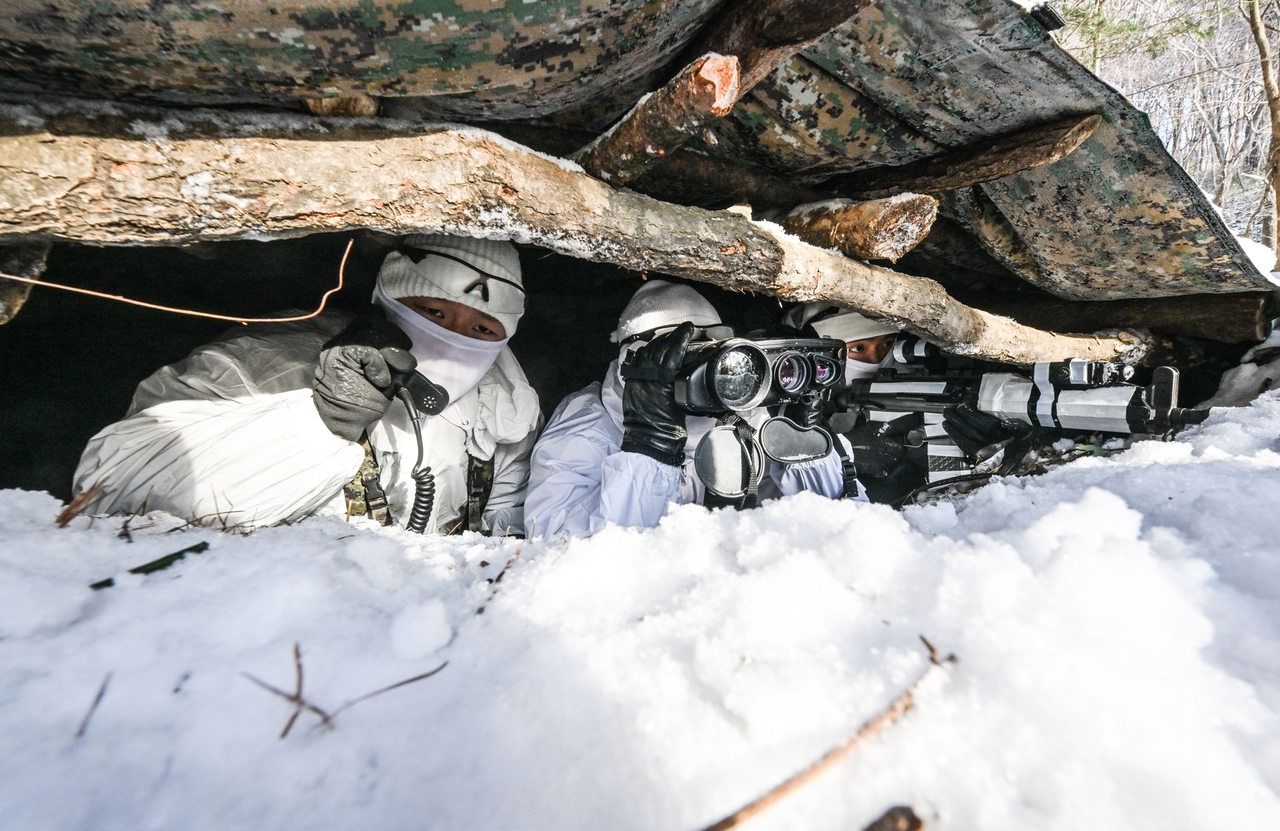 Soldiers of the Army Special Warfare Command use multifunction observation devices to monitor the movement of key targets during a cold-weather drill in Daegwallyeong, Gangwon Province, on Thursday. (Yonhap)