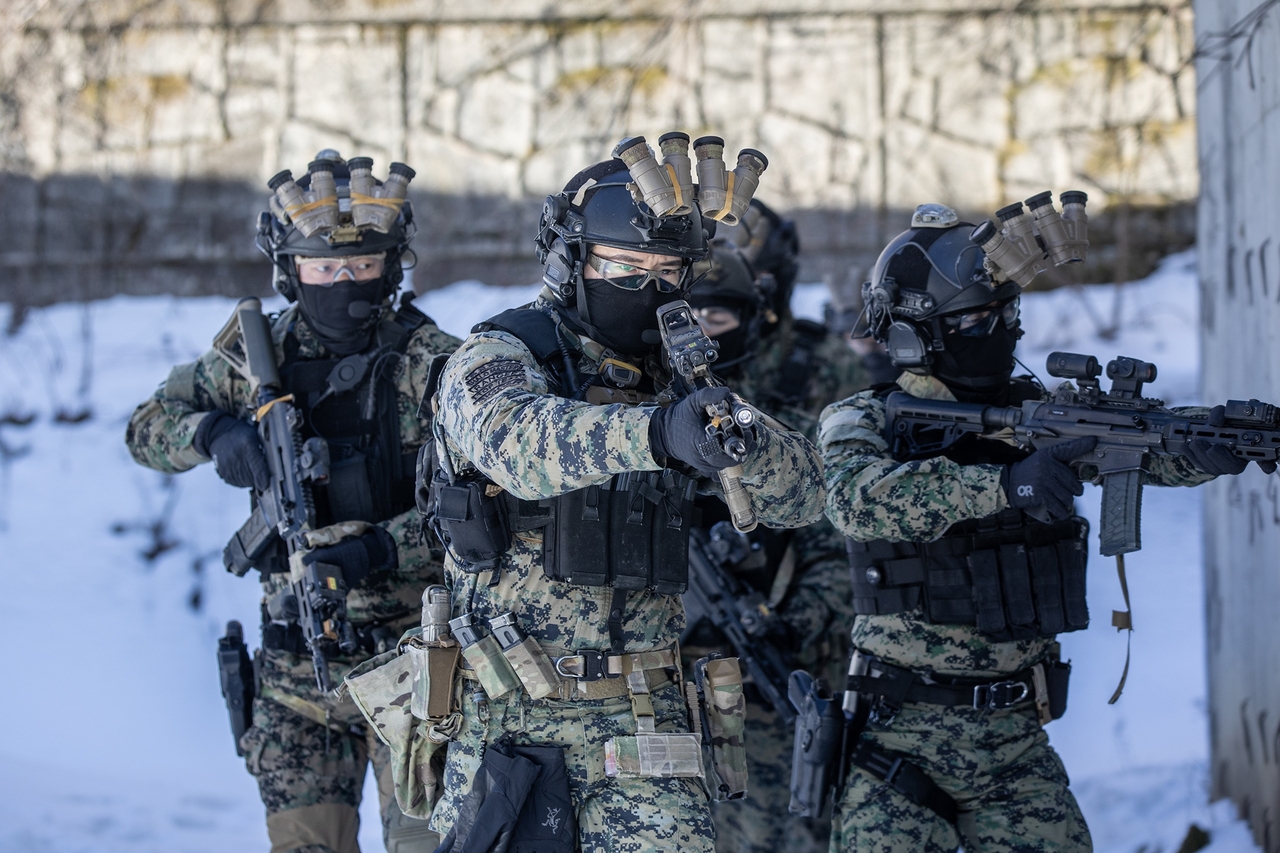 Soldiers of the Army Special Warfare Command are carrying out a special strike operation during snow and cold weather training in Daegwallyeong, Gangwon Province, on Thursday, with each unit following an 11-night, 12-day schedule.  (Yonhap)