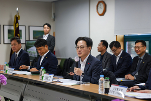 '전북 방문' 김정관 산업장관, '5극3특 지역성장' 구현 첫 현장 행... - 뉴스 썸네일 이미지