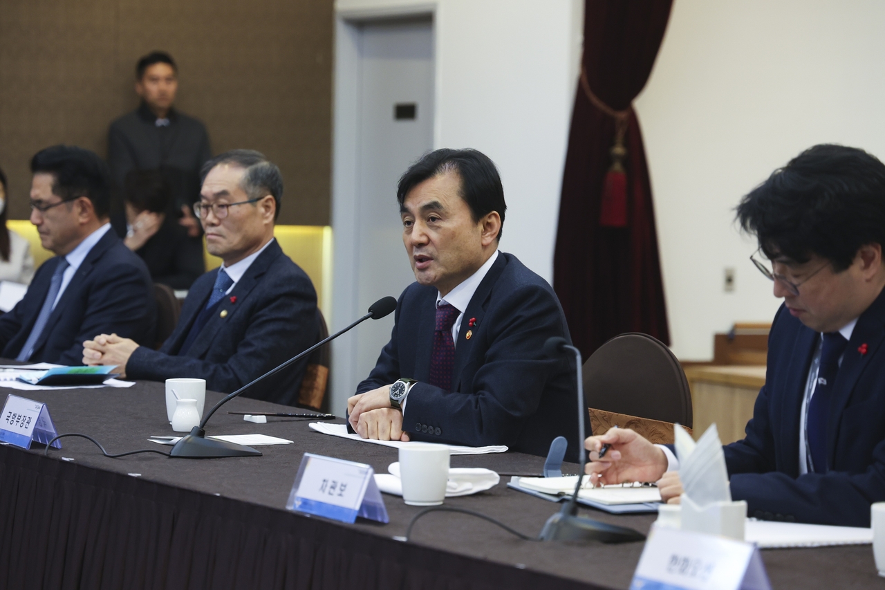 Defense Minister Ahn Gyu-back (center) presides over a meeting of defense firm executives in Seoul on Friday. (Ministry of National Defense)