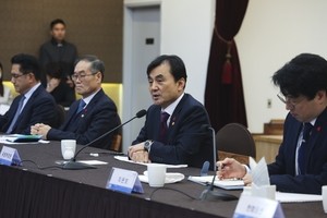 Defense minister urges arms makers to strengthen cooperation
