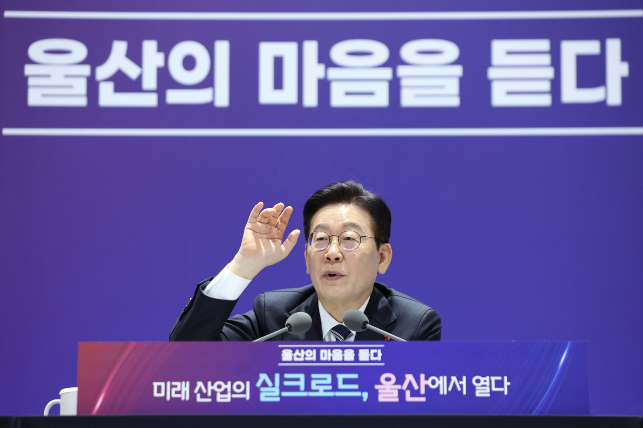 President Lee Jae Myung speaks during a town hall meeting with residents at the exhibition and convention center in the southeastern industrial city of Ulsan on Friday. (Yonhap)