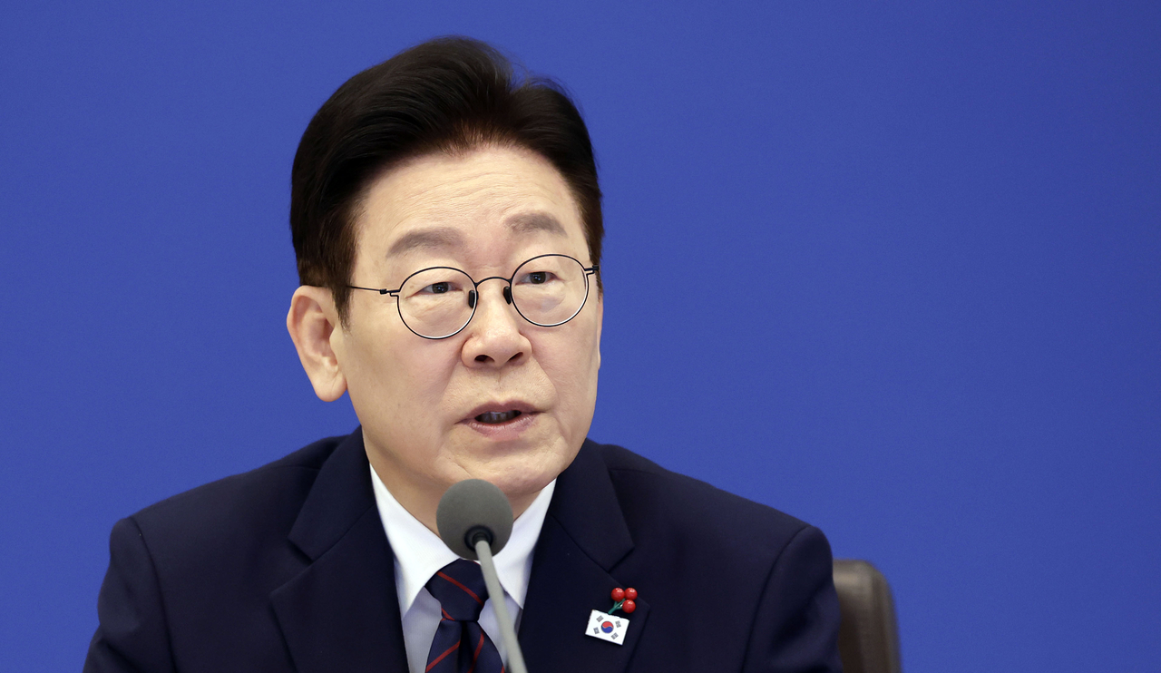 President Lee Jae Myung speaks during a meeting with senior aides at Cheong Wa Dae in Seoul on Thursday. (Yonhap)