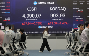 Seoul shares up for 3rd day to close at fresh peak, just shy of 5,000