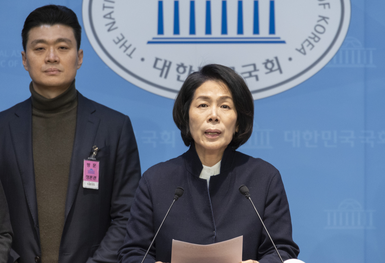 Rep. Choi Min-hee (right) (Yonhap)