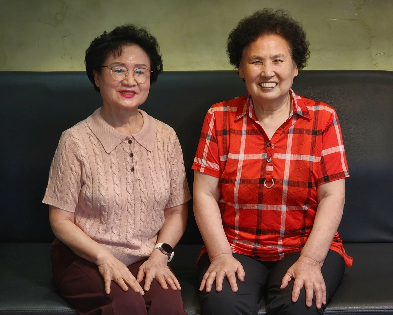 Jun Jum-re (right) and Jung Yoo-ok (Jun Jum-re)