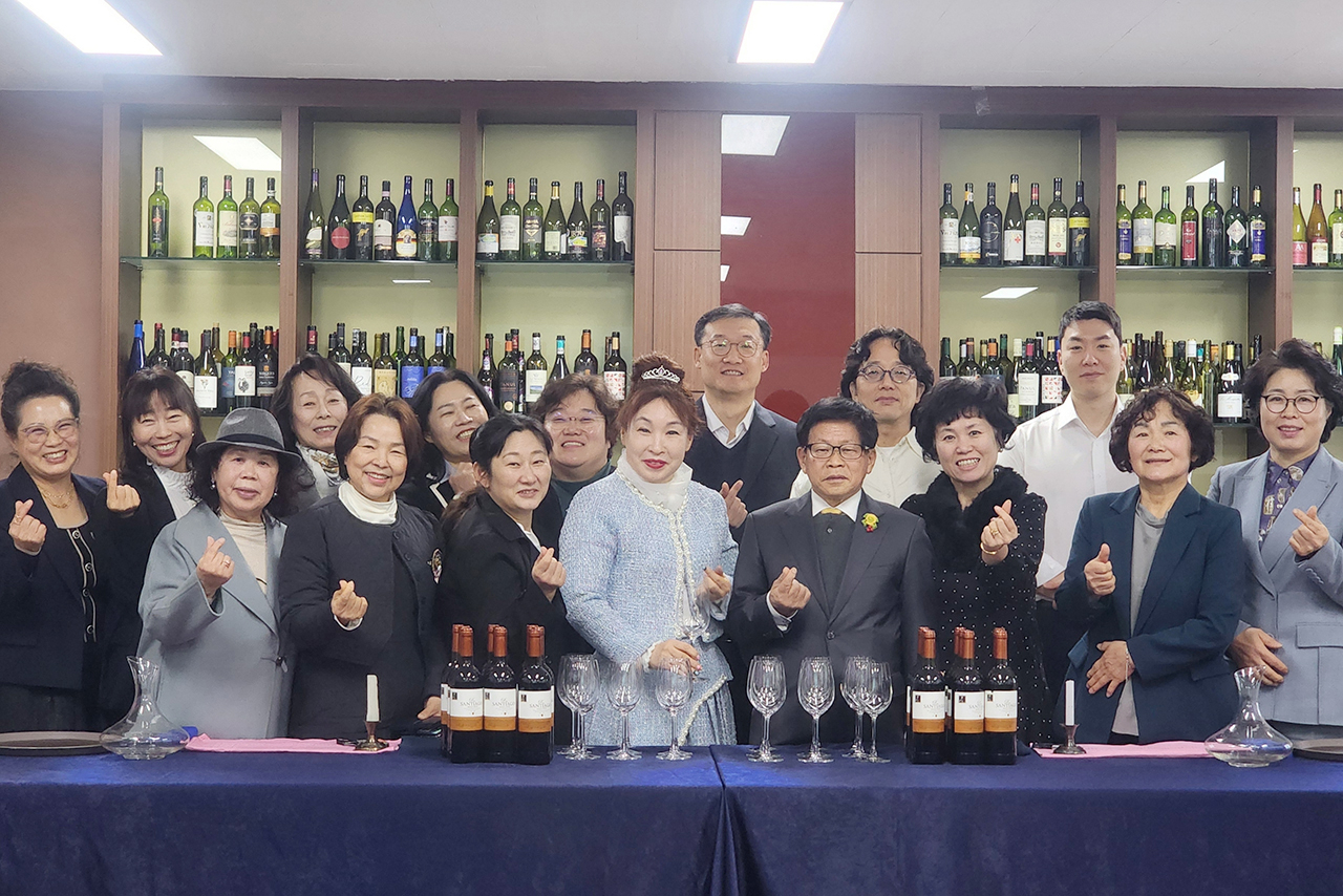 와인 소믈리에 양성과정을 마친후 기념촬영하는 학생들.[대구한의대 제공]