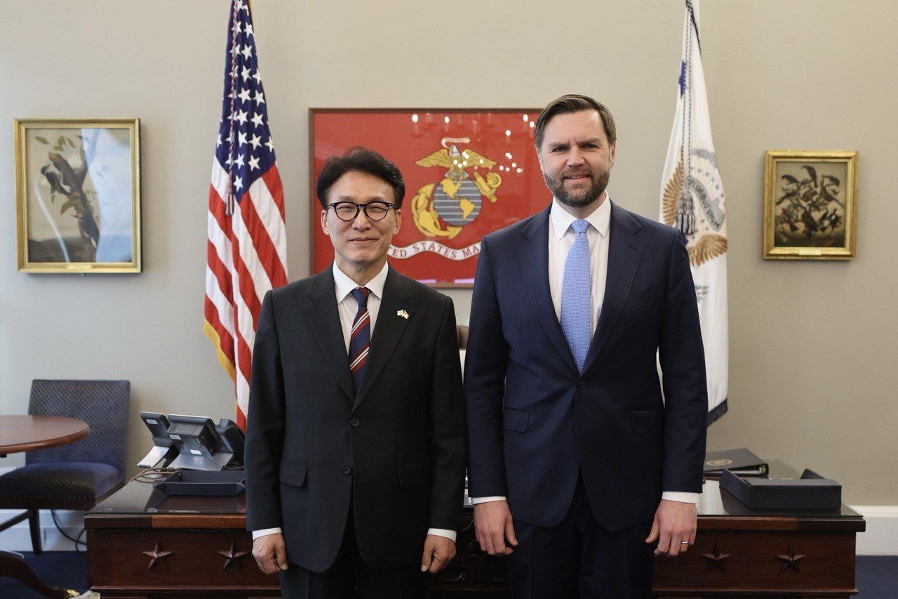South Korean Prime Minister Kim Min-seok (left) and US Vice President JD Vance pose for a photo as they meet for talks at the White House in Washington on Jan. 23, 2026, in this photo released by the prime minister's office. (Yonhap)