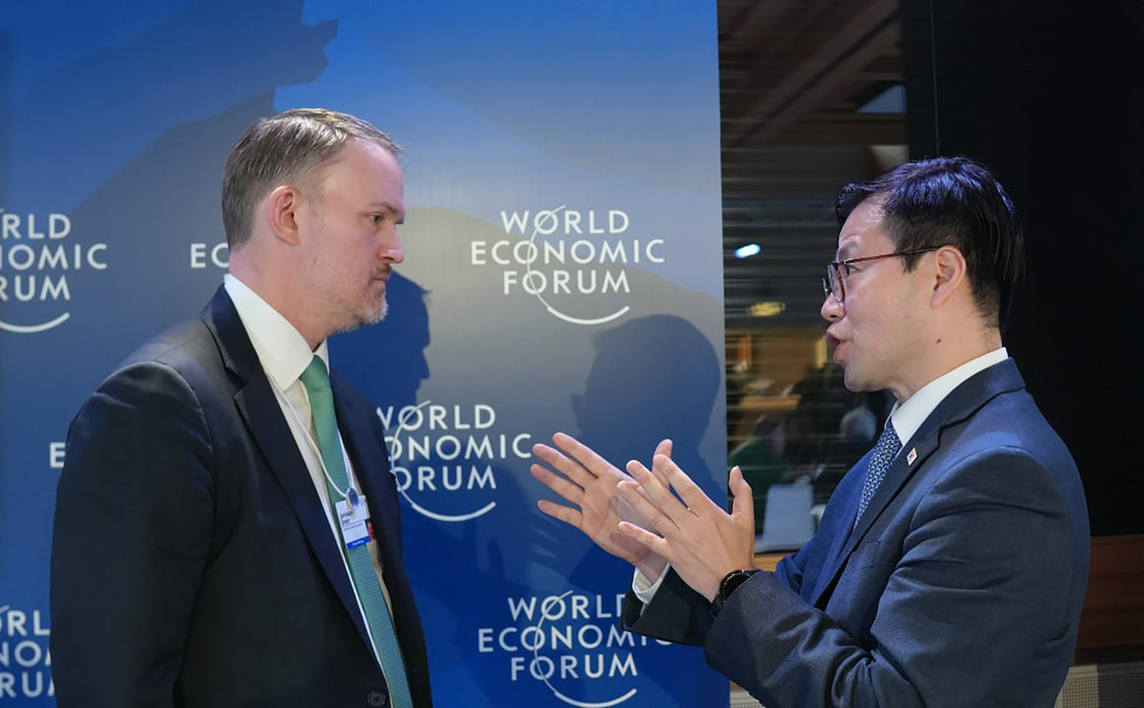 This photo provided by the Seoul industry ministry shows South Korean Trade Minister Yeo Han-koo (right) speaking with US Trade Representative Jamieson Greer on the sidelines of the World Economic Forum in Davos, Switzerland, on Thursday. (Yonhap)
