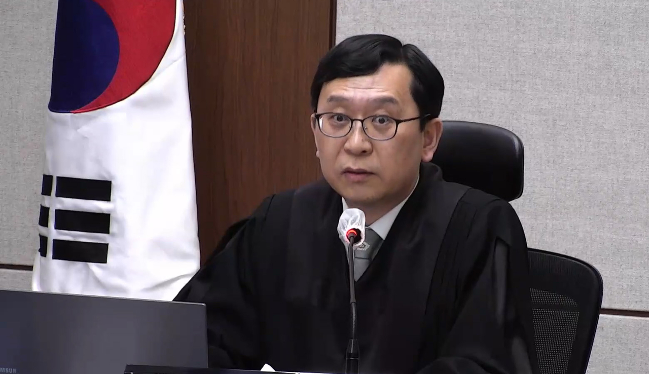 Judge Lee Jin-gwan explains the legal logic behind his sentencing during former Prime Minister Han Duck-soo's sentencing on Wednesday. (Yonhap)