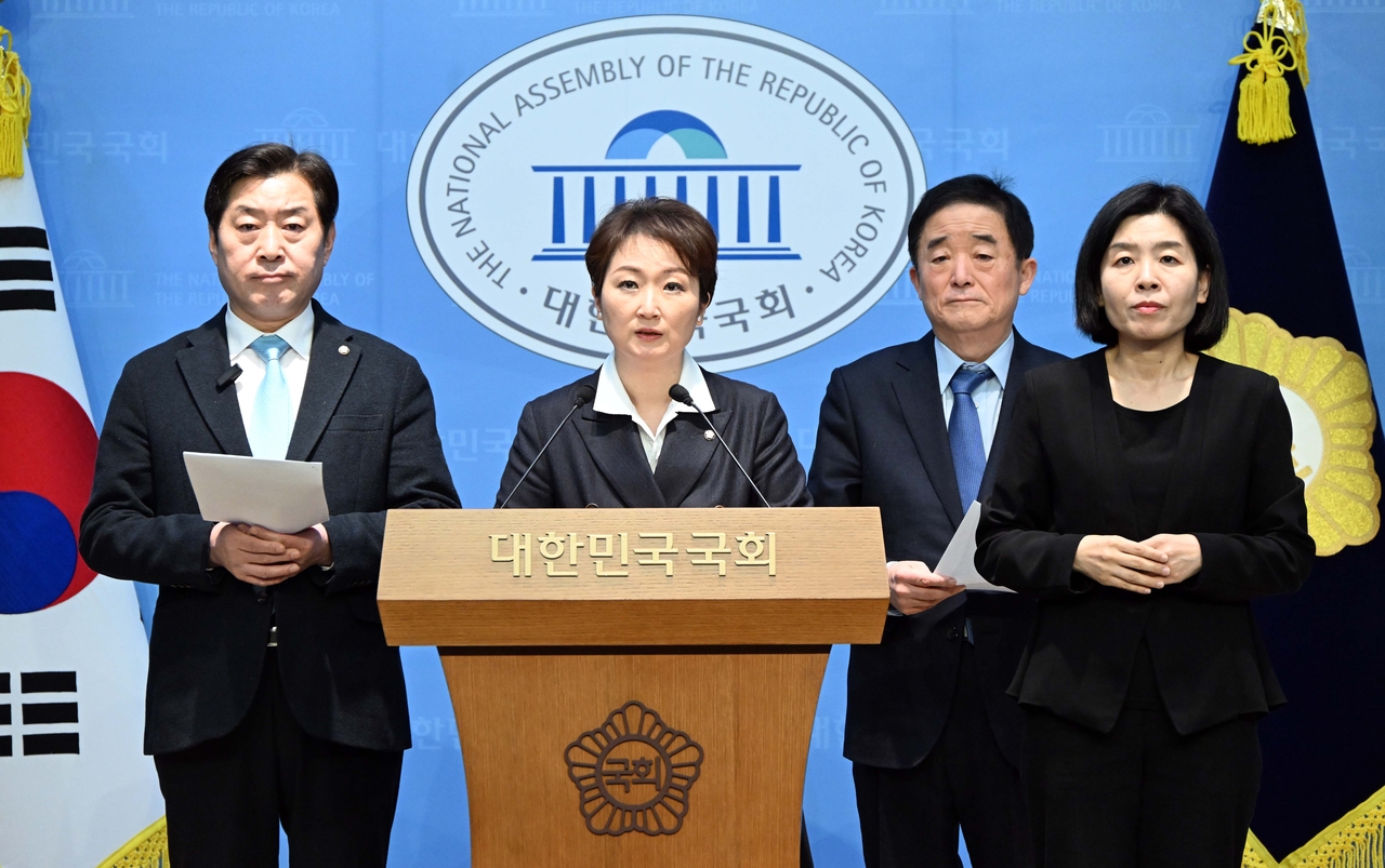 Reps. Hwang Myeong-seon (from left), Lee Un-ju and Kang Deuk-gu (third from left) hold a press briefing on Friday. (Lee Sang-sub/The Korea Herald)