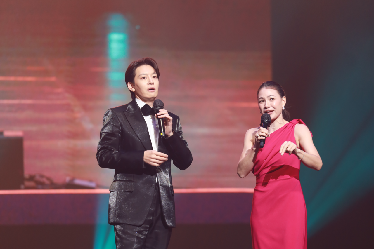 K-pop star Se7en (left) and broadcaster Olivia IH host the Bigo Live Gala 2026, held at KBS Hall in Yeongdeungpo-gu, western Seoul, Friday. (The Korea Herald)
