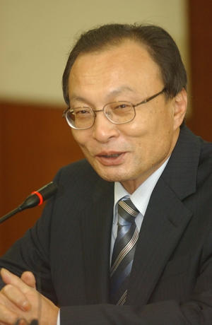 President Lee Jae Myung offers deep condolences over death of ex-PM Lee Hae-chan