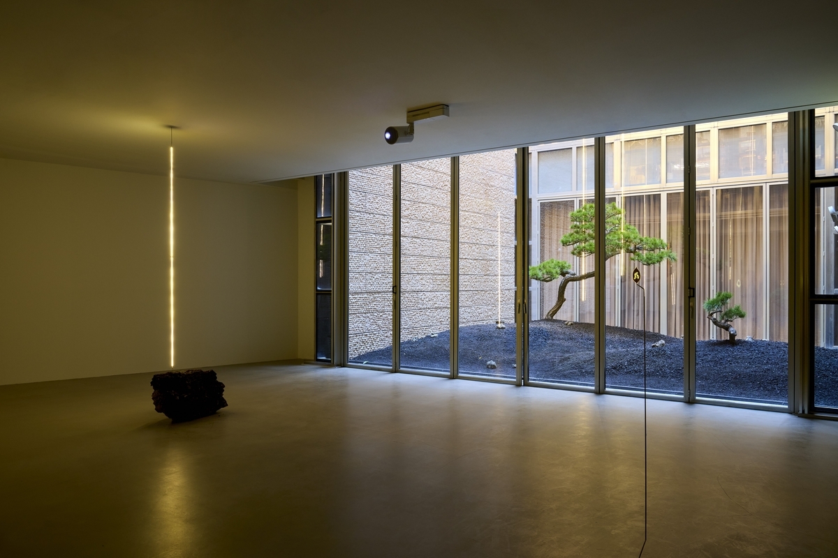 Installation view of "Befriending the Mountains" at Atelier Hermes in Seoul (Courtesy of Atelier Hermes)