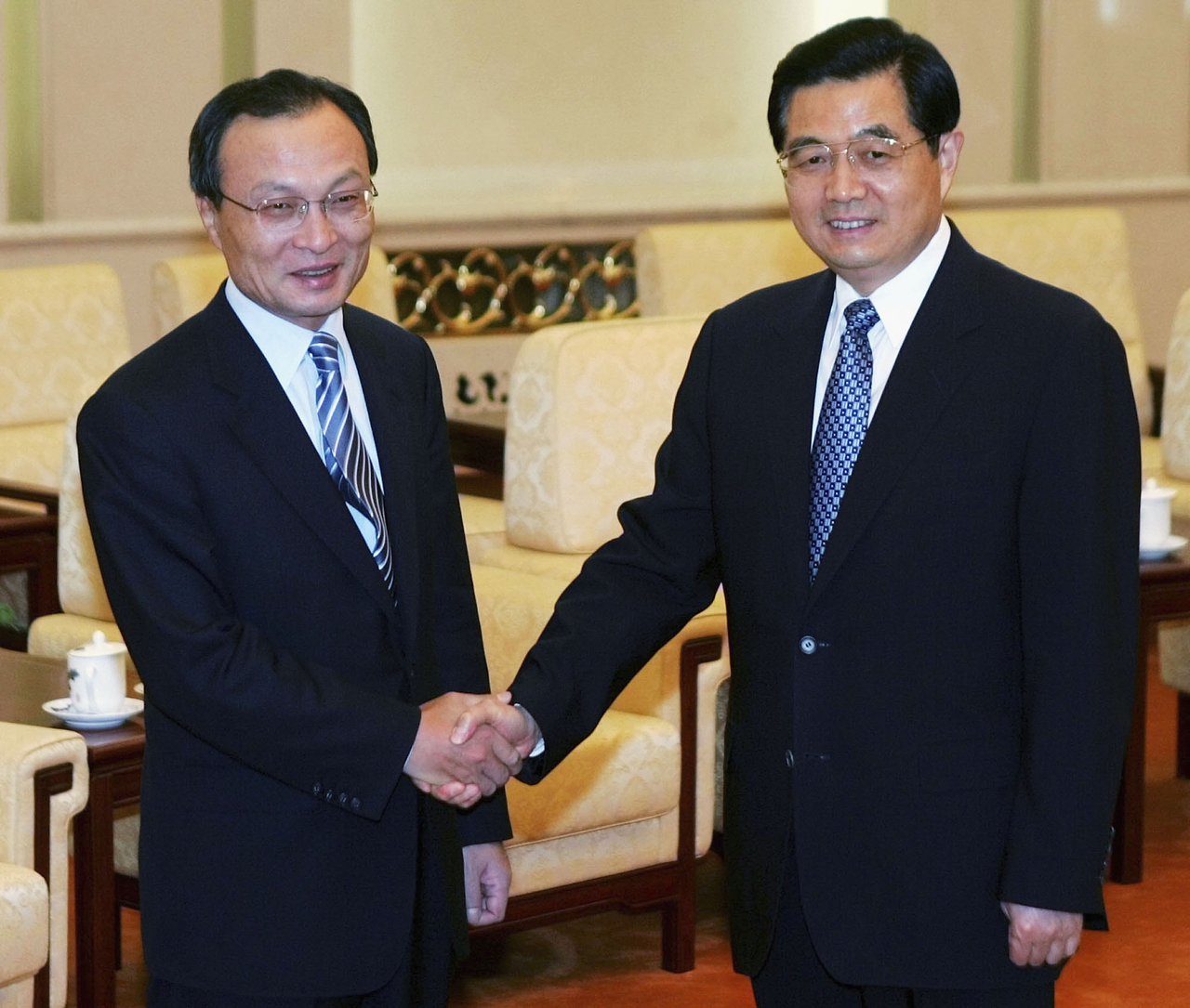 South Korea's then-Prime Minister Lee Hae-Chan (left) is greeted by the Chinese President Hu Jintao in the Great Hall of the People June 22, 2005 in Beijing, China. (Getty Images)