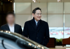 Samsung Electronics chief warns against complacency after strong earnings