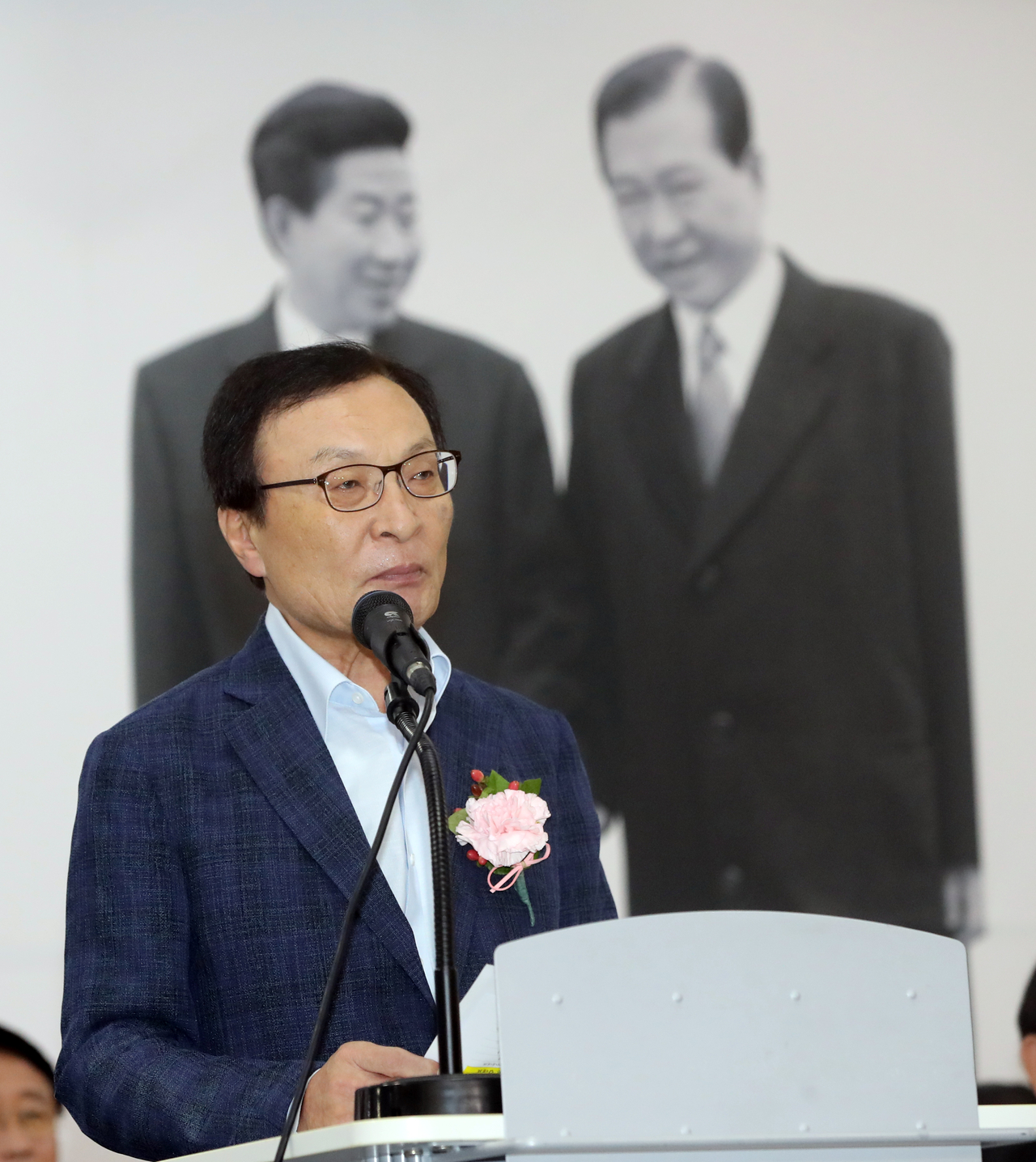 Lee Hae-chan, then leader of the Democratic Party, delivers opening remarks at the inauguration of a photo exhibition marking the 10th anniversaries of former Presidents Kim Dae-jung and Roh Moo-hyun at Seoul Citizen's Hall on Aug. 16, 2019. (Yonhap)