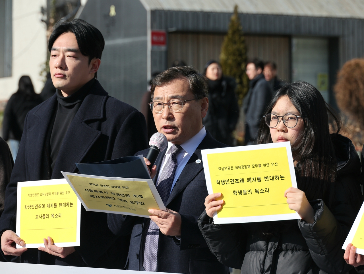 Seoul Education Superintendent Jung Geun-sik (center) visits the Seoul Metropolitan Council on Jan. 5 after submitting a request to reconsider a motion passed by the council in December to abolish the city's student human rights ordinance. (Seoul Education Office)