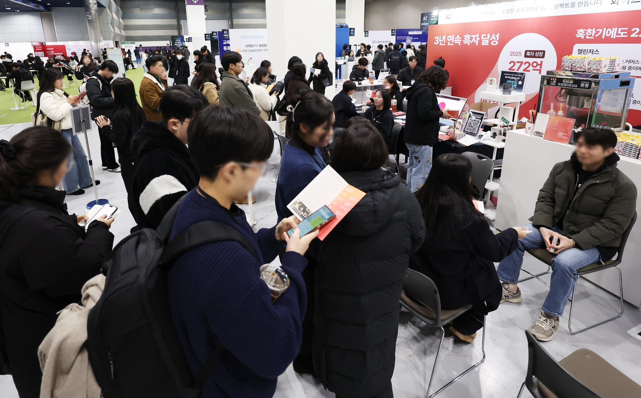 Job seekers on Jan. 11 attend the 2026 Startup Employment Expo held at Coex in Gangnam-gu, Seoul. (Yonhap)
