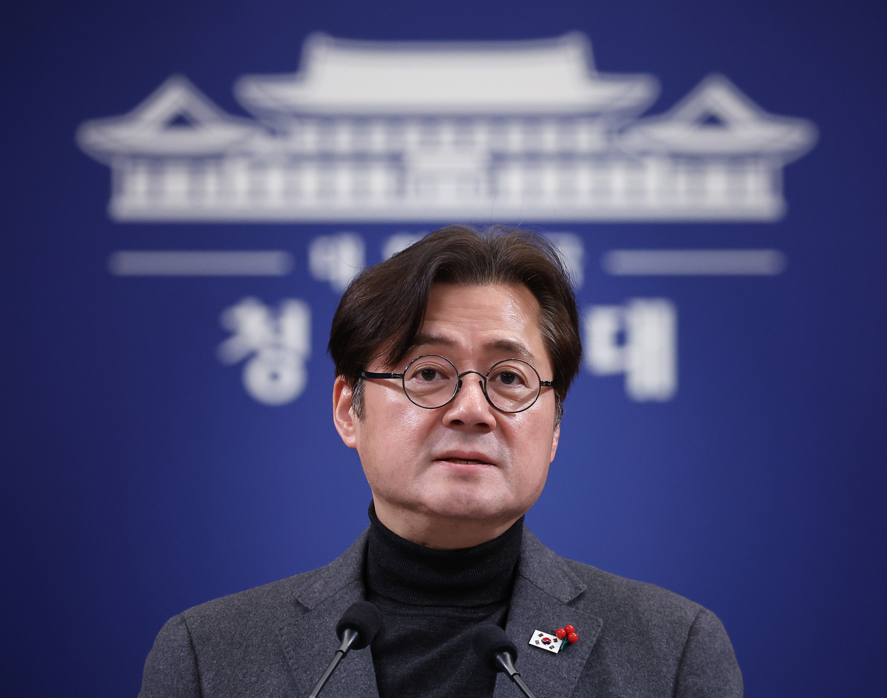 Hong Ihk-pyo, senior presidential secretary for political affairs, speaks to reporters in Cheong Wa Dae on Sunday. (Yonhap)
