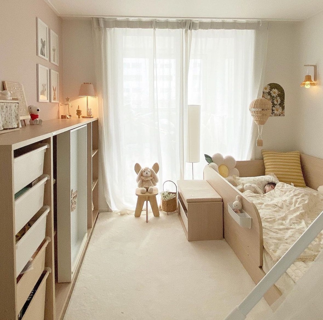 A baby sleeps alone in a separate room. (Ohouse)