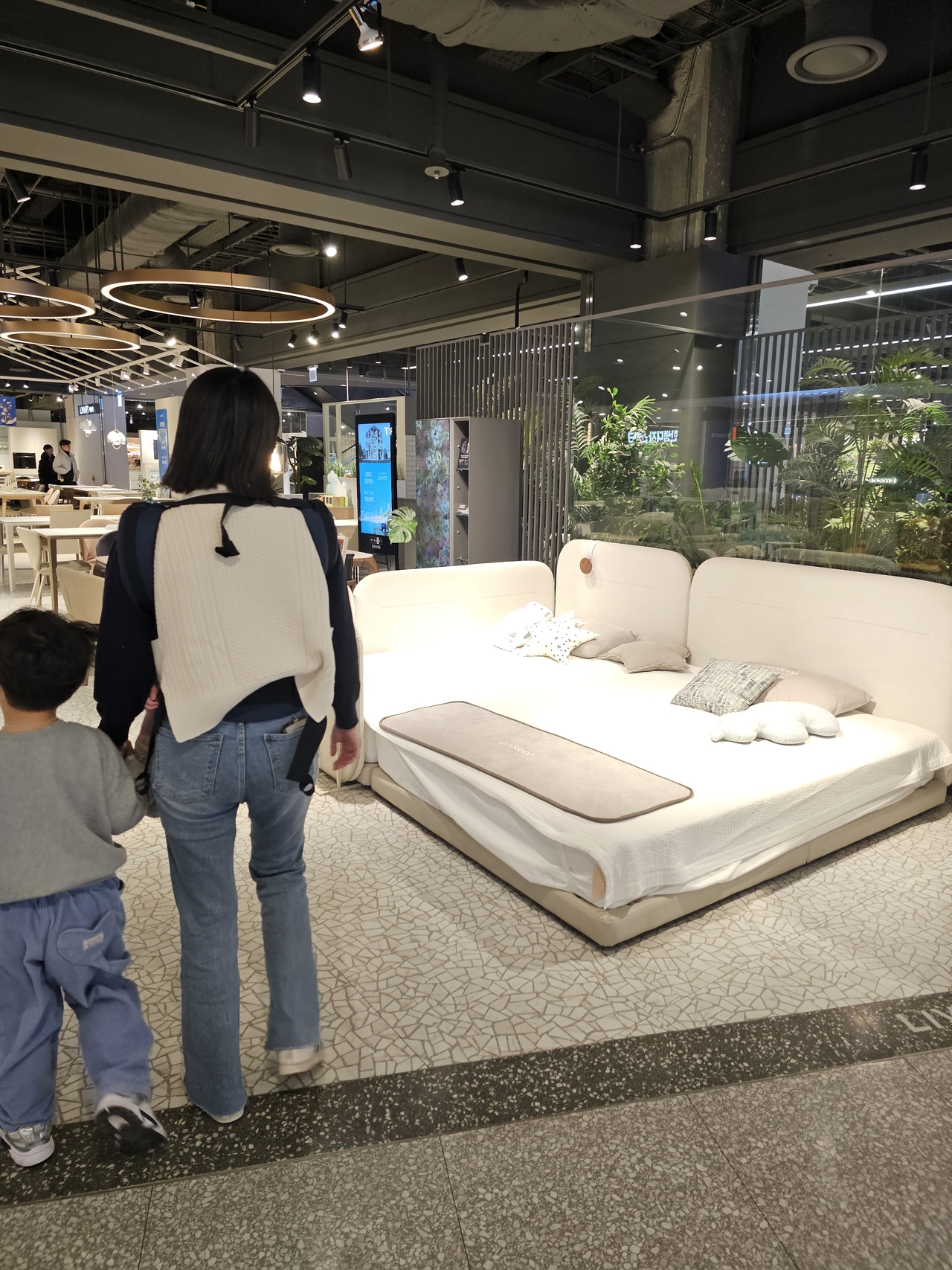 A mother and her son look at a family bed at IPark Mall in Yongsan-gu, central Seoul, Jan. 14. (Choi Jae hee/The Korea Herald)