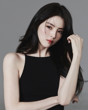 [Muse Interview] Han So-hee on Removing Her Tattoos: “I Felt They Were a Disadvantage for My Acting Career”