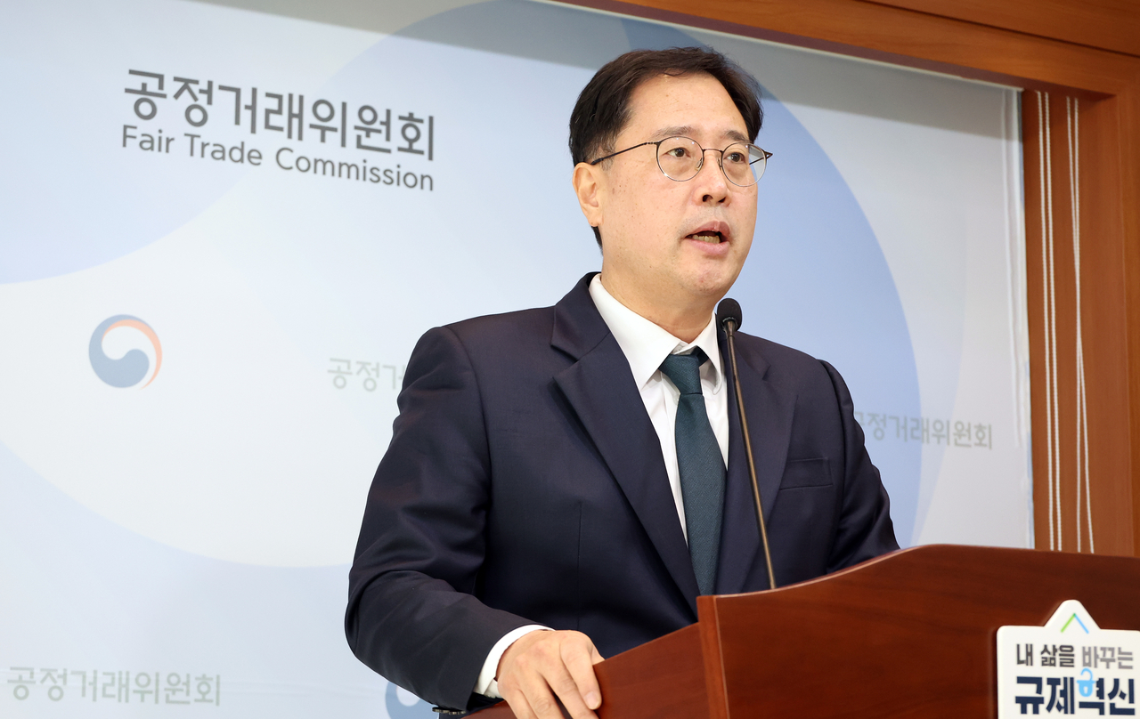 Lee Byung-geon, director general of business trade and M&A bureau at the Fair Trade Commission, speaks during a press briefing held at the government complex in Sejong on Monday. (Newsis)