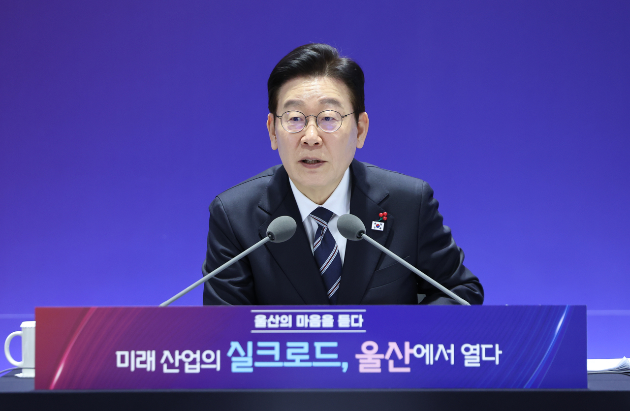 President Lee Jae Myung speaks during a town hall meeting titled “Listening to the Heart of Ulsan” at the Ulsan Exhibition and Convention Center in Ulsan, Thursday. (Yonhap)