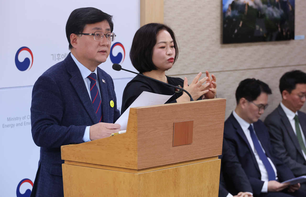 Climate Minister Kim Sung-whan (left) speaks to reporters at the government complex in the administrative city of Sejong on Monday. (Yonhap)