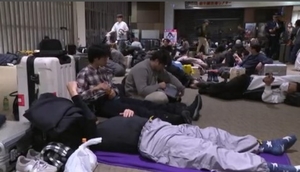 "삿포로 다신 안 간다" 7천명 공항 노숙, 난리난 한국 관광객들 - 뉴스 썸네일 이미지