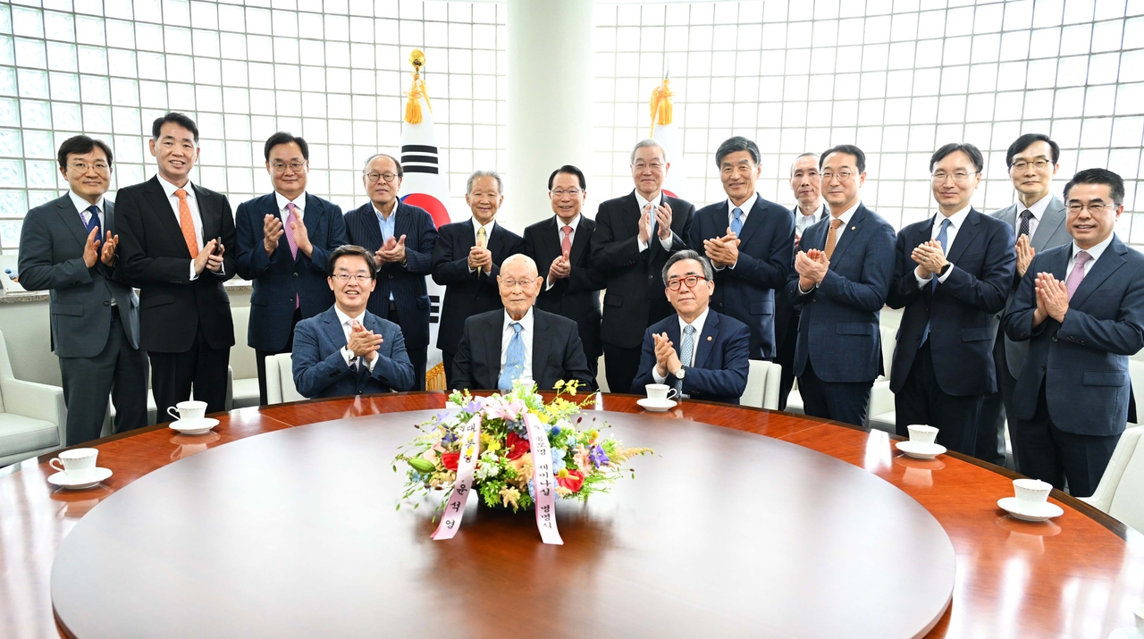 Former Foreign Minister Gong Ro-myung (front row, center). (Ministry of Foreign Affairs)