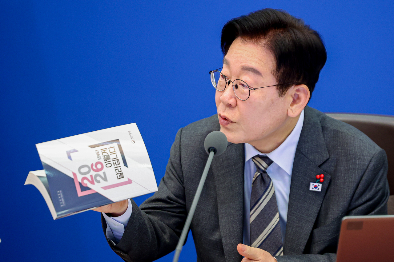 President Lee Jae Myung speaks at the Cabinet meeting on Jan. 20 (Yonhap)