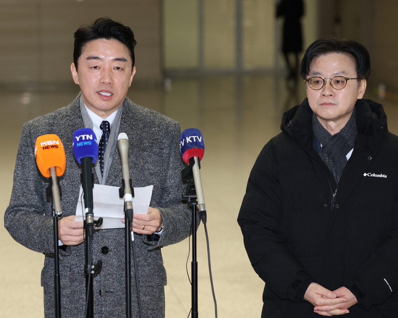 Kang Hoon-sik (left), the presidential chief of staff who also serves as a special envoy for strategic cooperation, speaks ahead of his departure for Canada at Incheon International Airport, west of Seoul, on Monday, along with Industry Minister Kim Jung-kwan. (Yonhap)