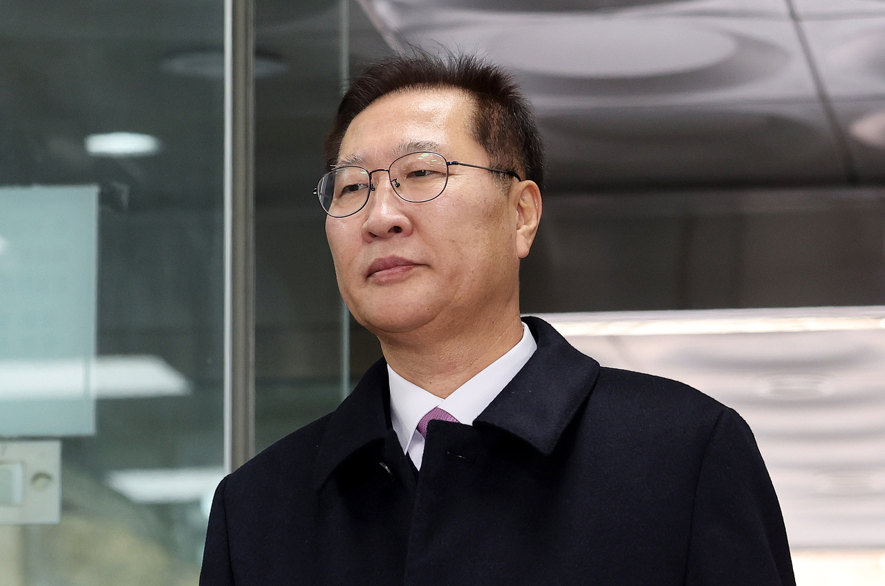 Former Justice Minister Park Sung-jae enters the Seoul Central District Court on Monday for the first hearing of his criminal trial. (Yonhap)