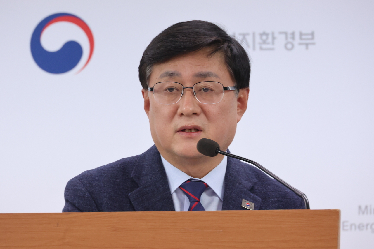 Climate Minister Kim Sung-whan speaks to reporters at the government complex in the administrative city of Sejong on Monday. (Yonhap)