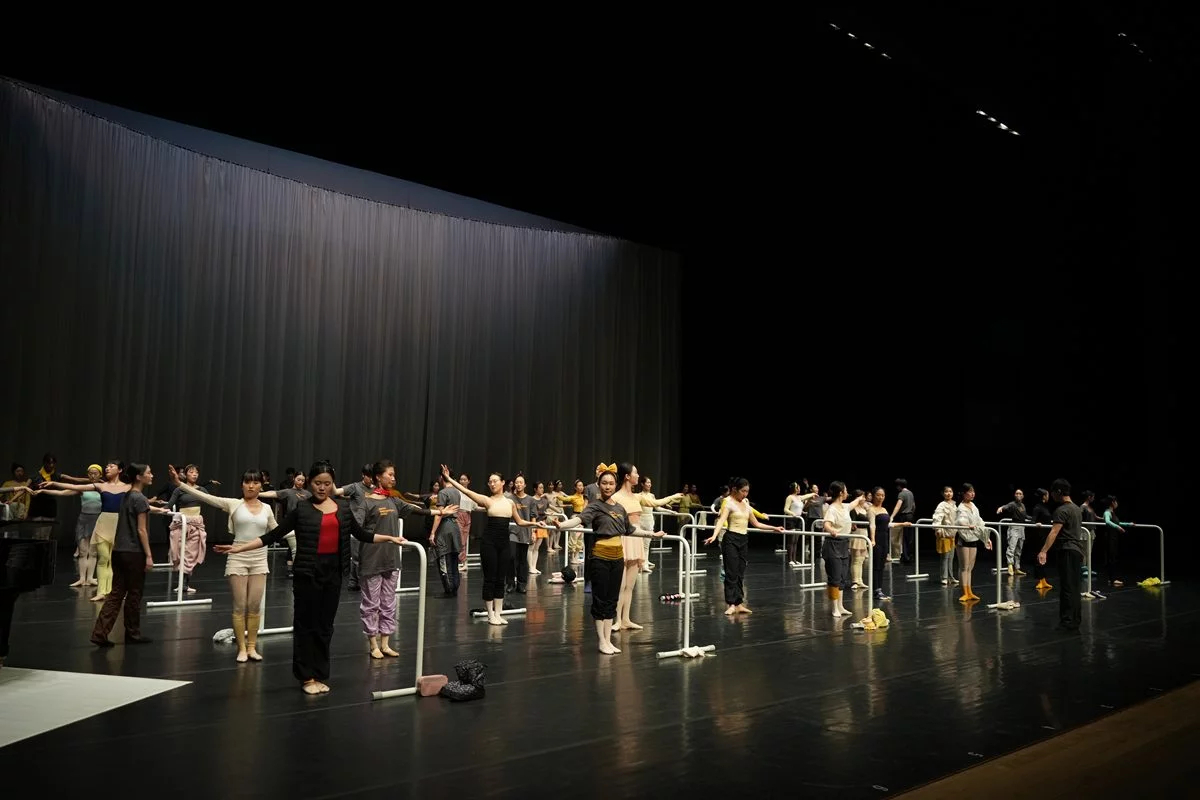 Participants join "Grand Ballet Day," organized by the Seoul Metropolitan Ballet on the stage of the Grand Theater at the Sejong Center for the Performing Arts on Wednesday. (SCPA)