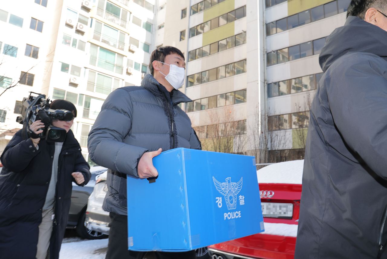 Police raid Democratic Party Seoul council member Kim Kyung's house in Gangseo-gu, Seoul on Saturday to investigate allegations that she had bribed a lawmaker to win nominations. (Yonhap)