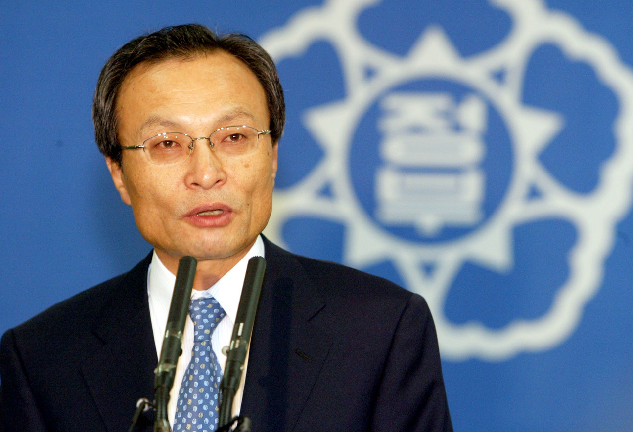 Lee Hae-chan is seen taking the oath of the prime minister's office in June 2004. (Yonhap)