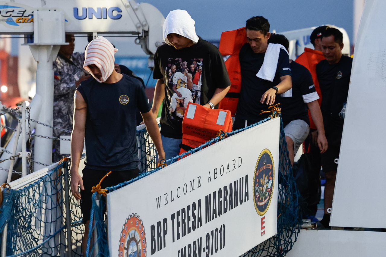 Filipino crew members of the cargo ship M/V Devon Bay disembark from a Philippine Coast Guard vessel at the port of Manila, Philippines, Monday. (EPA-Yonhap)