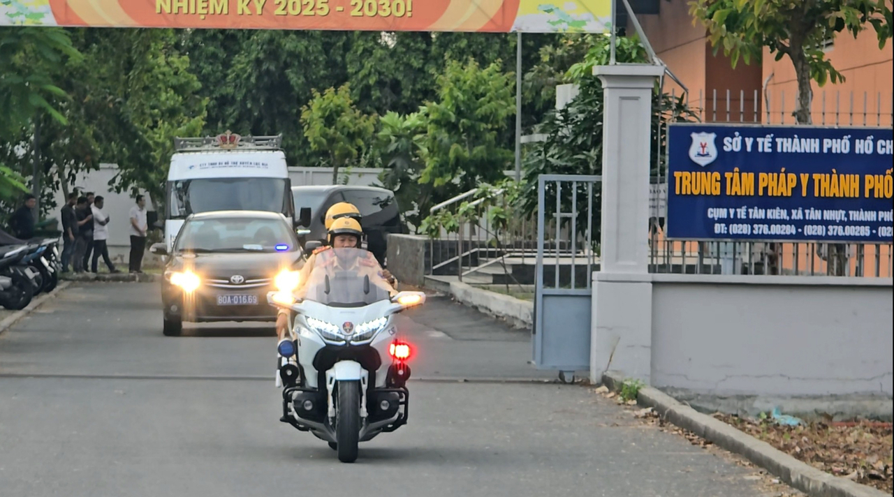 The body of former Prime Minister Lee Hae-chan is transported on Monday to the  Tan Son Nhat International Airport in Ho Chi Minh, Vietnam, to be repatriated to South Korea. (Yonhap)