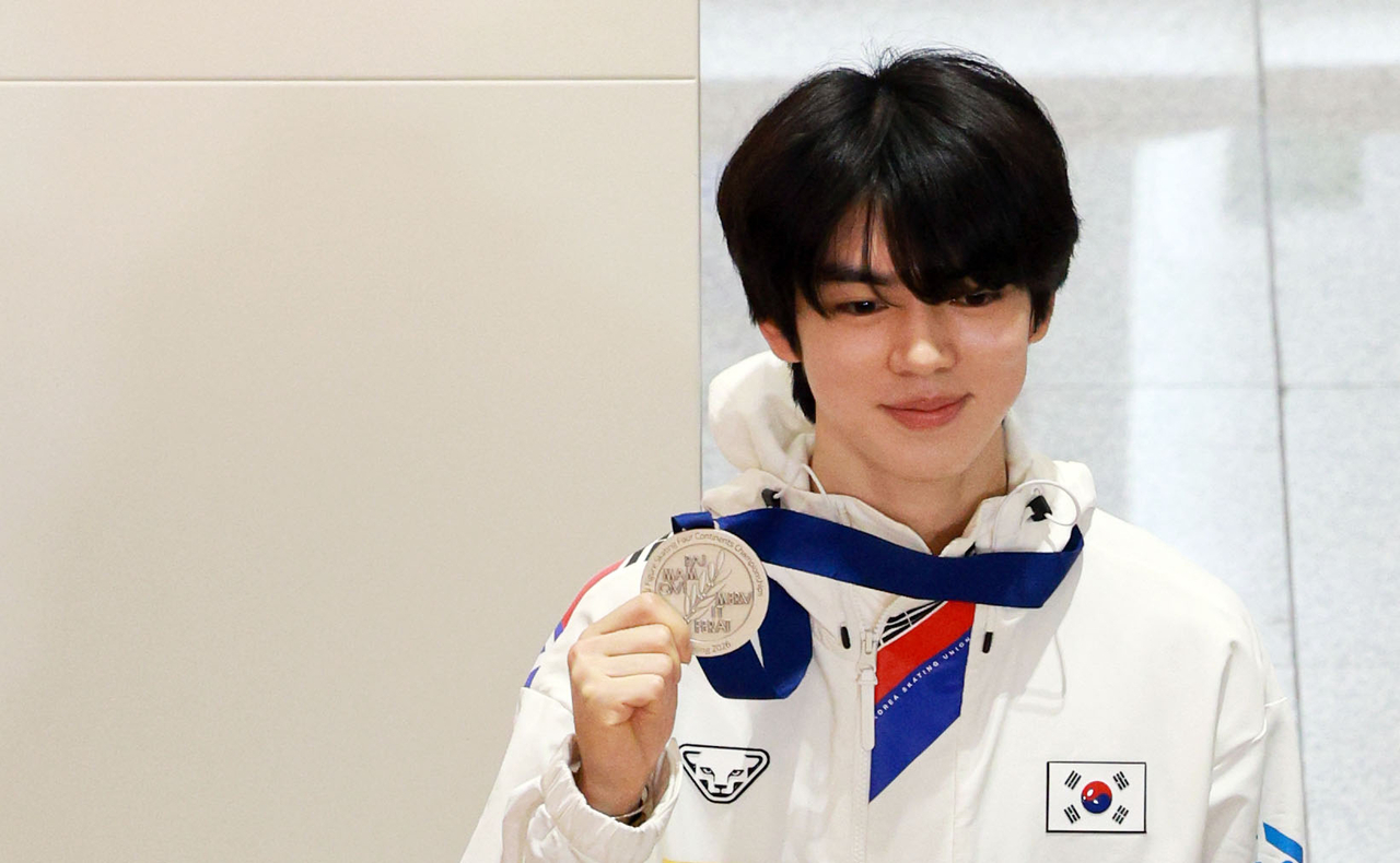 Figure skater Cha Jun-hwan on Monday holds up a silver medal at Incheon International Airport, after finishing second at the International Skating Union Four Continents Figure Skating Champisonships in Beijing. (Yonhap)