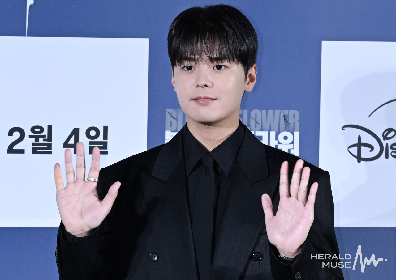 [헤럴드뮤즈=윤병찬 기자] 27일 오전 CGV용산아이파크몰에서 디즈니+의 오리지널 시리즈 미스터리 스릴러 <블러디 플라워> 제작발표회가 열렸다. 이날 현장에는 배우 성동일, 금세록, 려운,정소리, 신승환, 한윤선 감독등이 참석하였다. ‘블러디 플라워’는 모든 불치병을 치료할 수 있는 능력을 가진 연쇄살인범을 둘러싼 사람들의 이야기를 그린 미스터리 스릴러물이다.