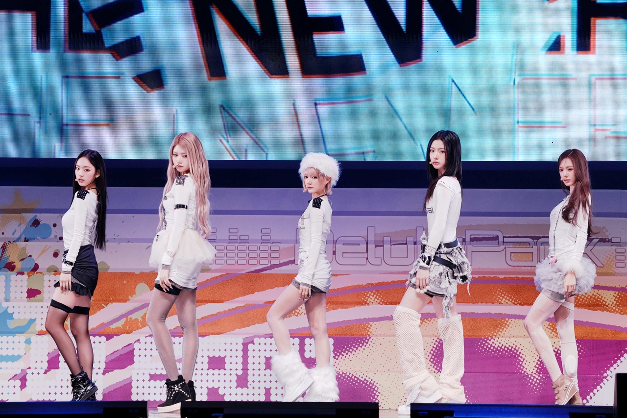 KiiiKiii performs "404 (New Era)" during a media showcase held at Yes 24 Live Hall in Gwangjin-gu, eastern Seoul, Monday. (Starship Entertainment)