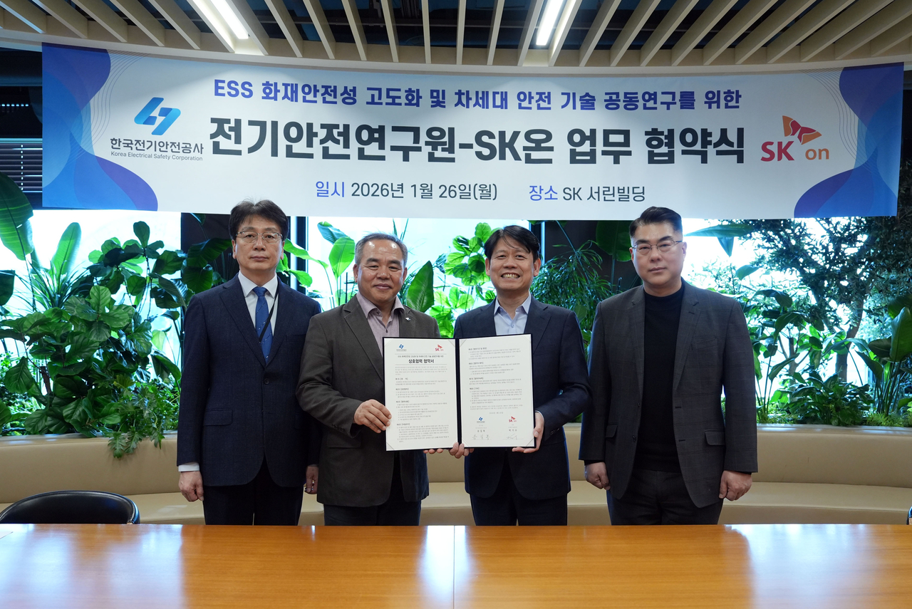 방선배(왼쪽부터) 전기안전연구원 에너지저장연구센터장, 송길목 전기안전연구원장, 박기수 SK온 미래기술원장, 김태의 SK온 ESS 세일즈실장이 지난 26일 서울 종로구 SK서린빌딩에서 ‘ESS 화재안전성 고도화 및 차세대 안전 기술 공동 연구’를 위한 업무협약(MOU) 체결 후 기념 촬영을 하고 있다. [SK온 제공]