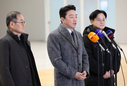 Kang Hoon-sik (C), the presidential chief of staff who also serves as a special envoy for strategic cooperation, speaks ahead of his departure for Canada at Incheon International Airport, west of Seoul, on Monday, along with Industry Minister Kim Jung-kwan (R) and Minister of Defense Acquisition Program Administration Lee Yong-cheol (L). (Yonhap)