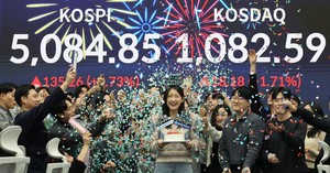 Kospi locks in 5,000 as chip shares jump