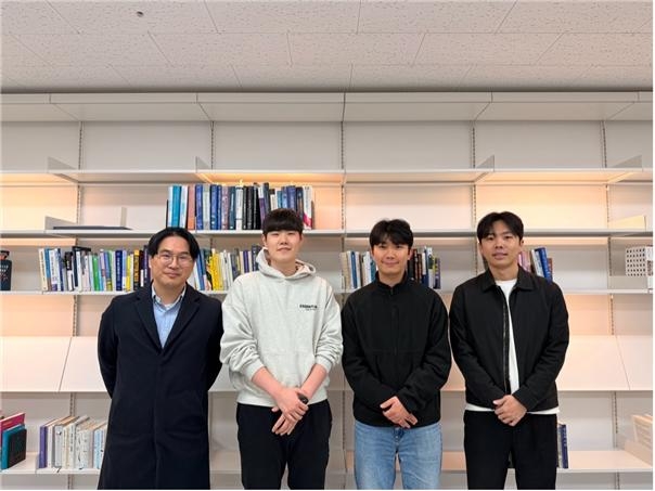 이번 연구를 수행한 연구진. 김현우(왼쪽부터) KAIST 교, 이상혁 KAIST 박사후연구, 송태훈 KAIST 석사,  박지환 고려대학교 박사과정.[KAIST 제공]