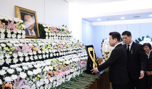President Lee pays tribute to ex-prime minister Lee Hae-chan